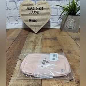 Everywhere Belt Bag 1L
Wordmark